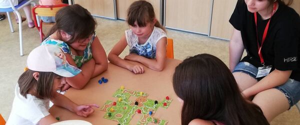 Enfants jouant aux jeux de société