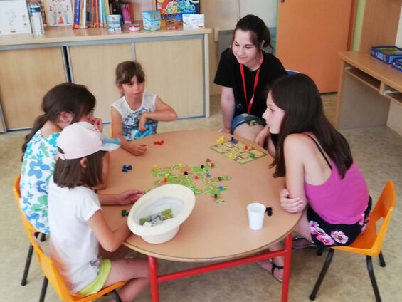 Enfants jouant aux jeux de société