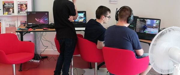 Les stagiaires paramètrent les machines