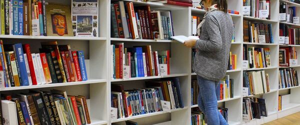 Femme qui choisit un livre